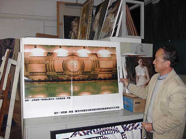 Prof. Liu introduces his artwork in his studio 
